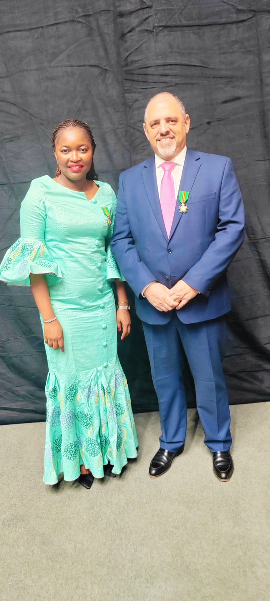 Avec humilité et gratitude, je partage avec vous une étape importante : j'ai eu l'honneur de recevoir la distinction de Chevalier de l’Ordre du Mérite.
Je remercie sincèrement Son Excellence Monsieur Faure Essozimna Gnassingbé pour cette marque de confiance envers la jeunesse