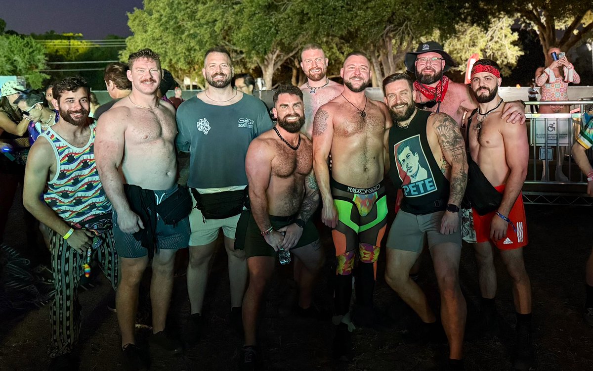 Had absolute blast at breakaway Tampa with these boys! @lloydballard @jon_varak @thegrowingwolfpup @rnred @jjasongaston (ig names) <a href="/Gym_Shrew/">Pup Hazel; Goer of Gyms</a> is the luckiest Puppy leaving his phone at the bus stopHuge thank to @zaclaw90 <a href="/lewith/">Lewis</a>.scott.05 helping go get the phone!