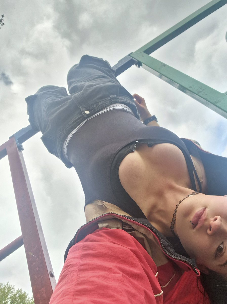 woahhh Benito Mussolini died 80 years ago this very day. I'm probably having more fun hanging upside down than he did lol