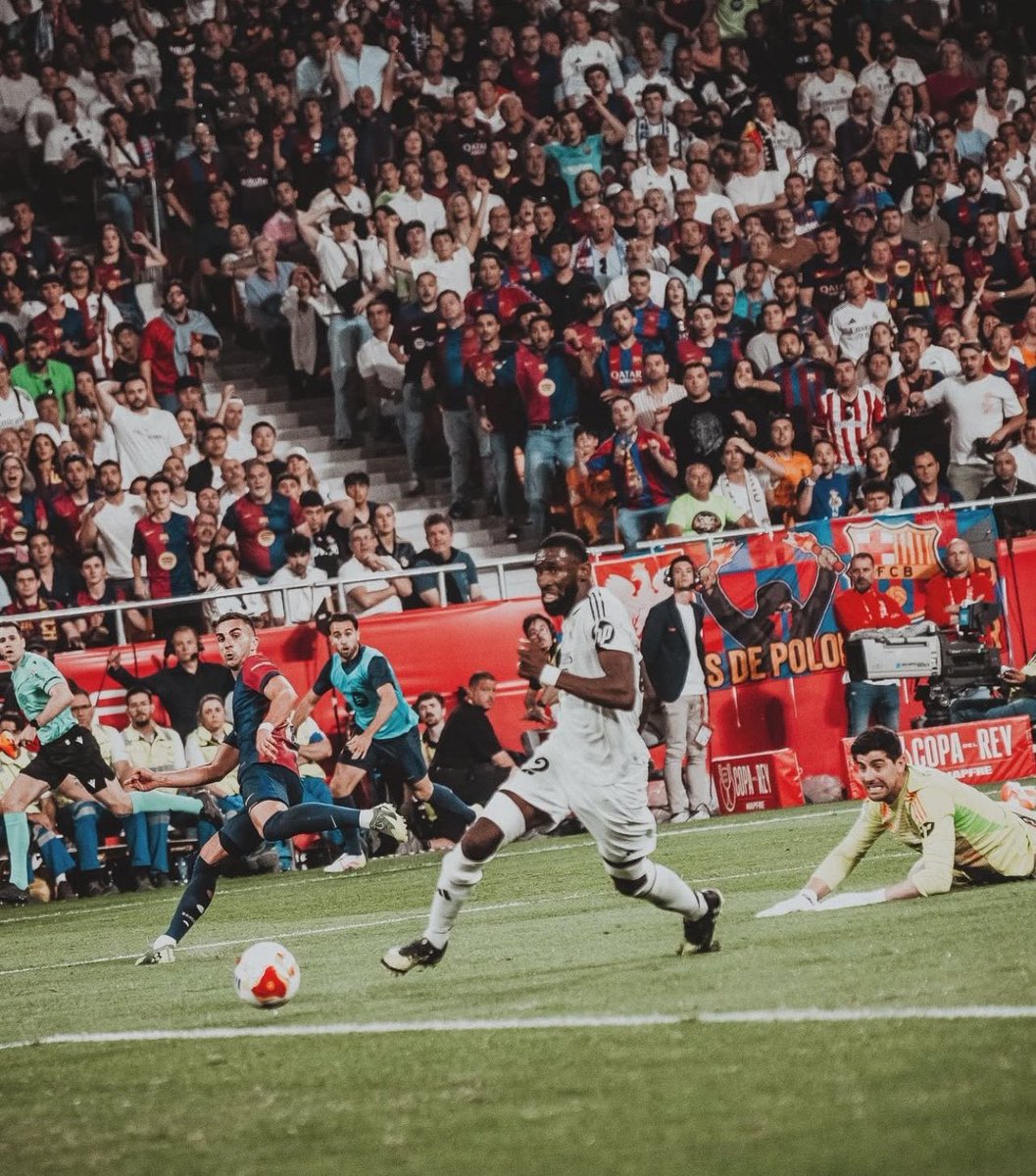 صدمة كورتوا وحسرة روديغير وترقب ايريك غارسيا ونظرات الجماهير مابين الذهول والاحباط ..

تفاصيل هالصورة عظيمة كأنها لوحة فنية ابدعت في وصف الامل واليأس في آن واحد