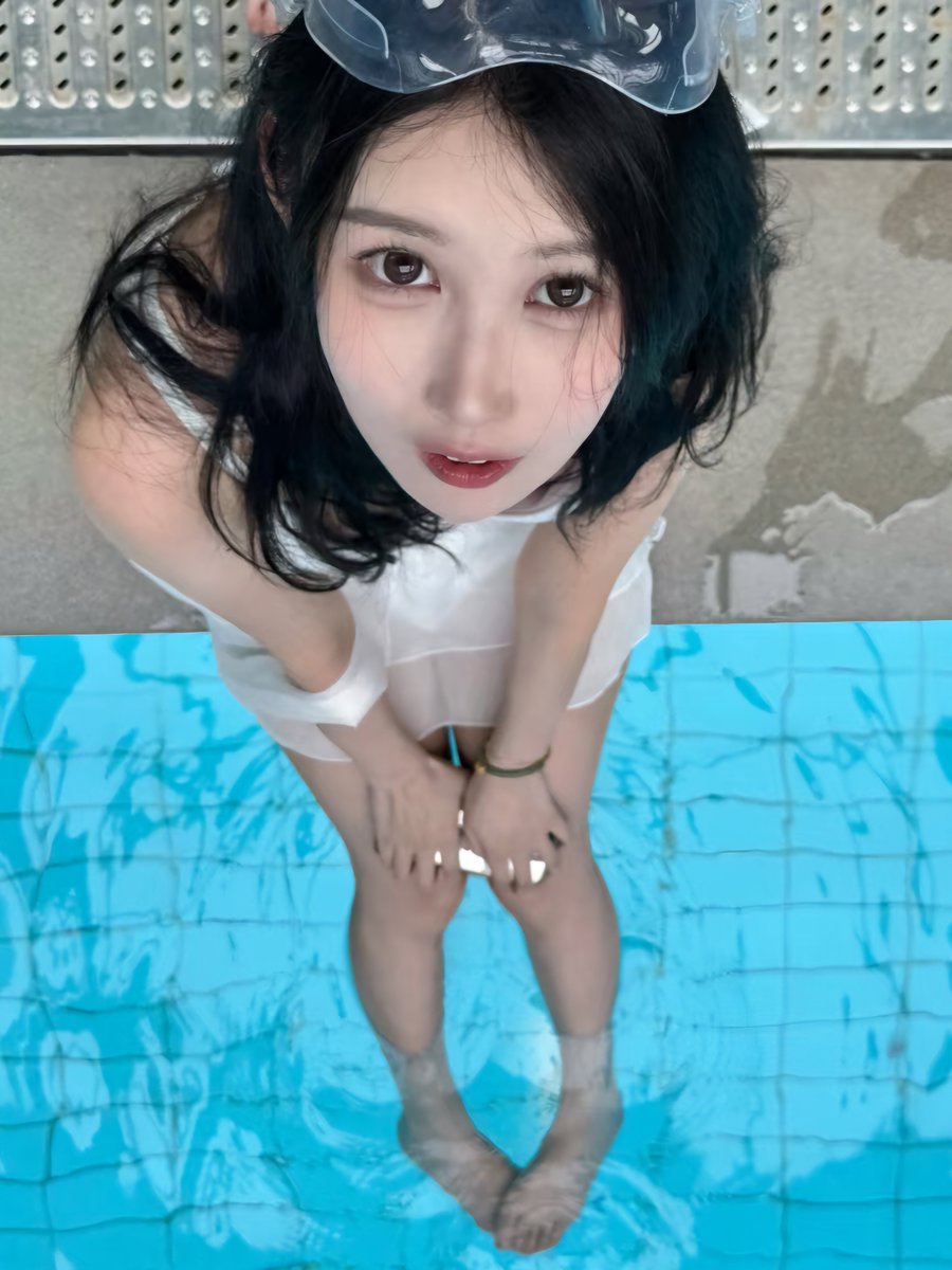 作为🐔家最像秘书的女仆，唯艺很会讨老板欢心。见泳池空无一人，换上性感的泳衣在你面前搔首弄姿，展示着诱人的身体。

见你已经勃起，她抬起头仰望着你，伸出舌头将龟头含进嘴里。舌头绕着马眼打转，嘴唇包裹着你的阴茎抽插起来。一阵舔弄之后，腥臭的精液全都射进她的喉咙。

#b站 #舞见 #骚 #意淫