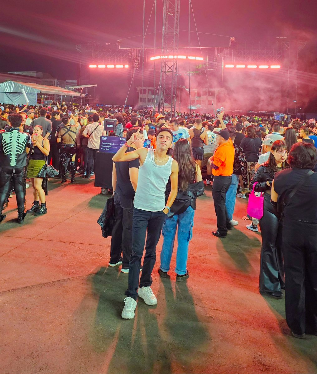 Un día eres...        // Al siguiente...
KatyCats               // Little Monsters
en THE
LIFETIMES TOUR  //  MAYHEM BALL 
Katy Perry.                  Lady Gaga

Mientras unos se tiraban hate entre fandoms pero ellas se apoyaban en México

#KatyPerry #Concierto #LadyGaga #Abril