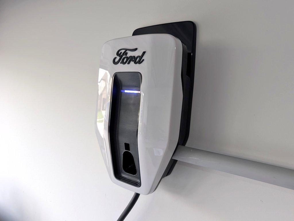 Наконец-то поставил родную зарядку от Ford, не прошло и двух лет:)
80 Amp 19.2kW, но программно ограничил на 48A 11.5kW, ибо максимальное на дом мощность это 36kW, а в долговременную не стоит превышать 28kW, а дома всё таки и кондиционер, и вторая зарядка и сушилка, так что во