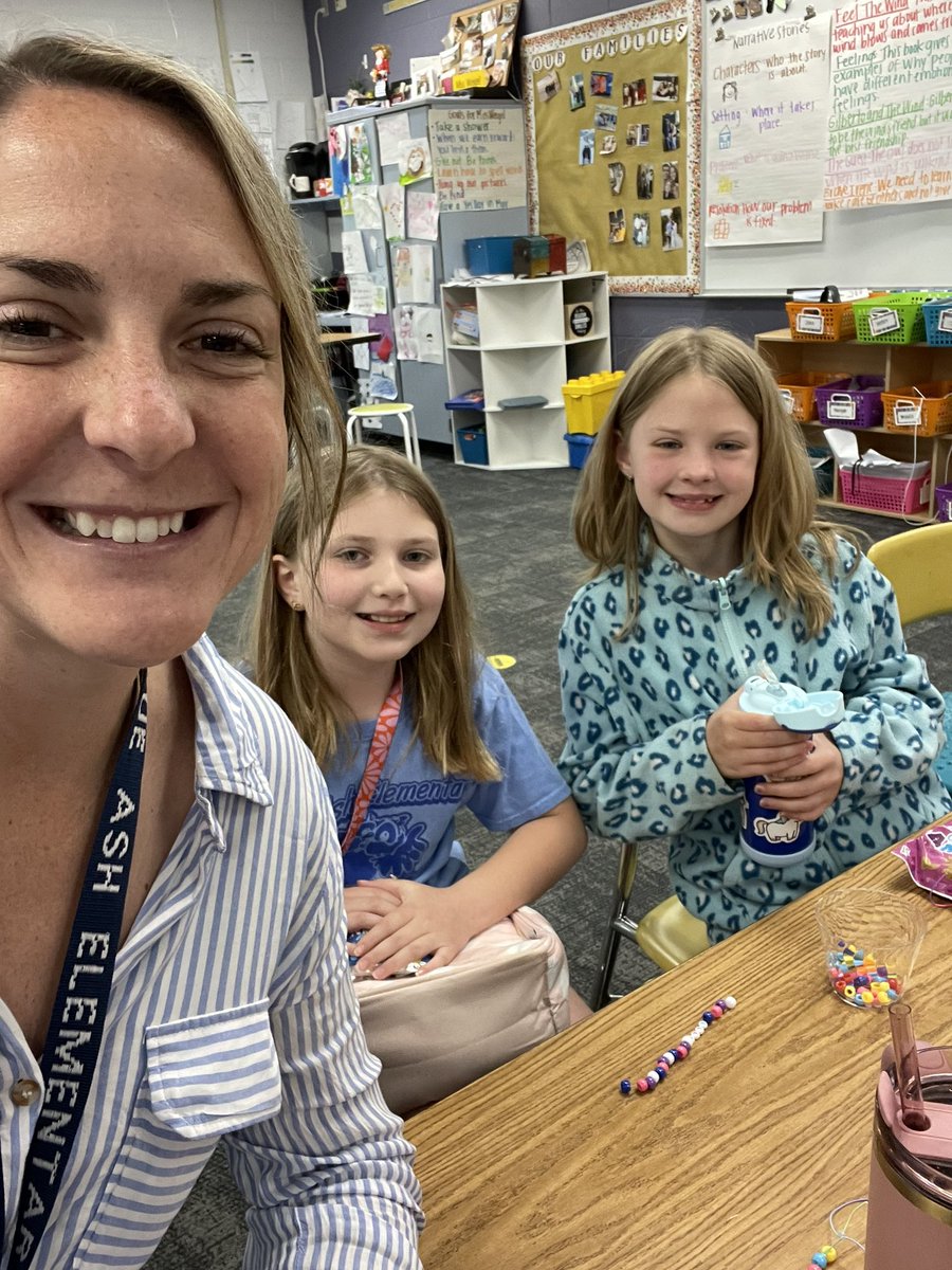 hannaweigel's tweet photo. Bracelet making with a few 3rd graders who paid to hang with their old teachers to raise money for the 4th grade send off! https://t.co/rksLVZUdP1