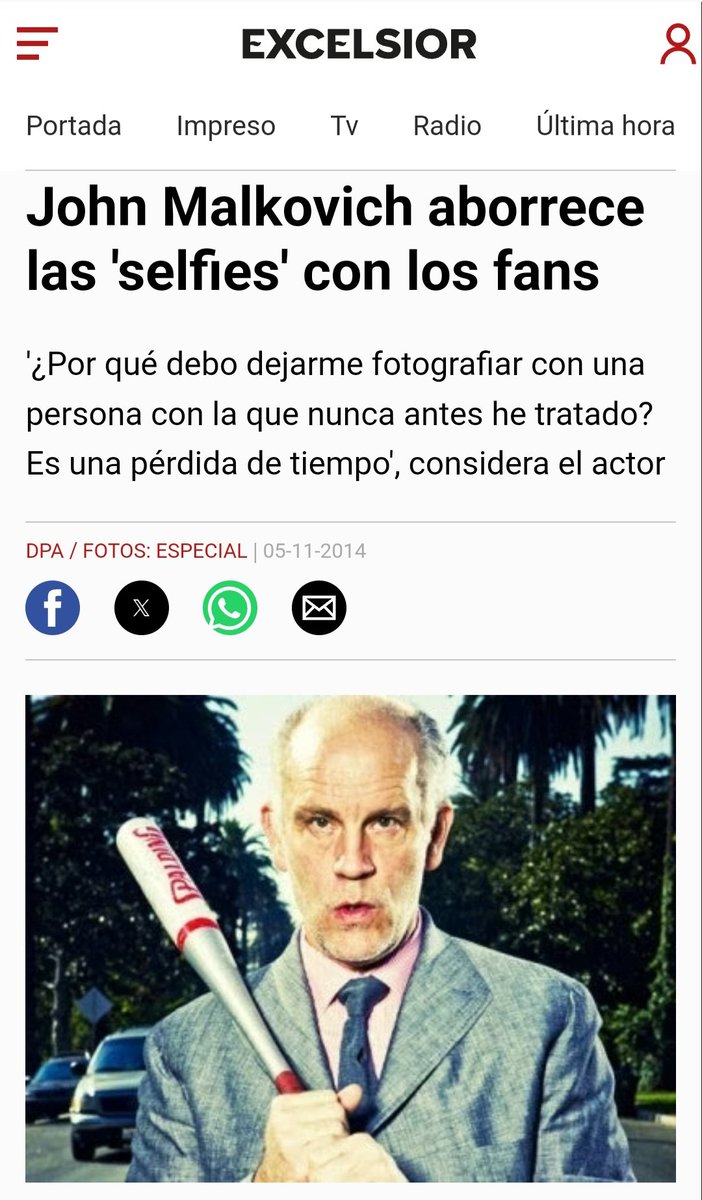 Hoy vi a John Malcovich cerca del Parque Araucano, lo seguí una cuadra, porque dudé que fuera él. Cuando lo alcancé le dije "Excuse me, one photo please"...y él me respondió en inglés (no le entendí) y él siguió caminando. No me pescó😭😡..después caché porqué🤦🏻‍♀️🤷🏻‍♀️ #JohnMalcovich
