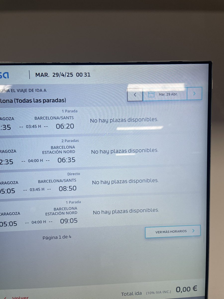 A l'estació Delicias de Saragossa. No hi ha autobusos habilitats per <a href="/Renfe/">Renfe</a> i als de línia no hi ha places. Tampoc ens asseguren que demà al matí hi hagi trens. #apagadaCatràdio