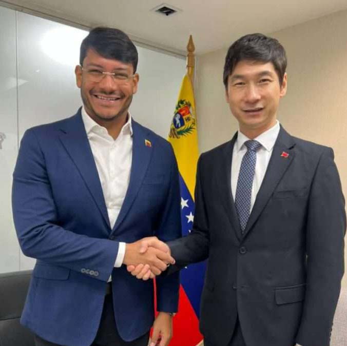 Venezuela recibirá delegaciones chinas que expondrán modelo de desarrollo

El viceministro Rander Peña dijo que vendrán próximamente al país para fortalecer nuestro conocimiento sobre el pensamiento de Xi Jinping y su aplicación

ultimasnoticias.com.ve/politica/venez…