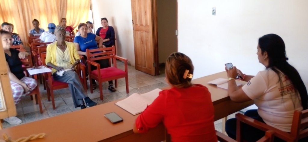 AMPPMella's tweet photo. #Mella,#SantiagoDeCuba.Dianelys Bandera Chávez Vicepresidenta de AMPP Mella, en diálogo franco y abierto con cuadros y funcionarios, puntualizando sobre aspectos relacionados con la dinámica de la Asamblea, en aras de mejorar el funcionamiento orgánico.#LosDesafiosDelPoderPopular https://t.co/kKA7BQmyLd
