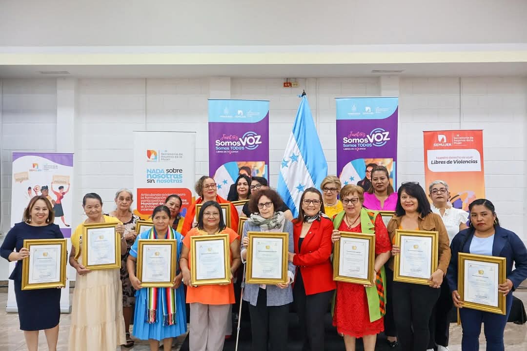 CEM-H (@cemh_h) on Twitter photo Reconocimiento a compañeras feministas por su trabajo en la defensa de los derechos de las mujeres. Excelente acción de SEMUJER en el primer gobierno de una mujer Presidenta <a href="/XiomaraCastroZ/">Xiomara Castro de Zelaya</a> Reconocimiento a compañeras feministas por su trabajo en la defensa de los derechos de las mujeres. Excelente acción de SEMUJER en el primer gobierno de una mujer Presidenta <a href="/XiomaraCastroZ/">Xiomara Castro de Zelaya</a>