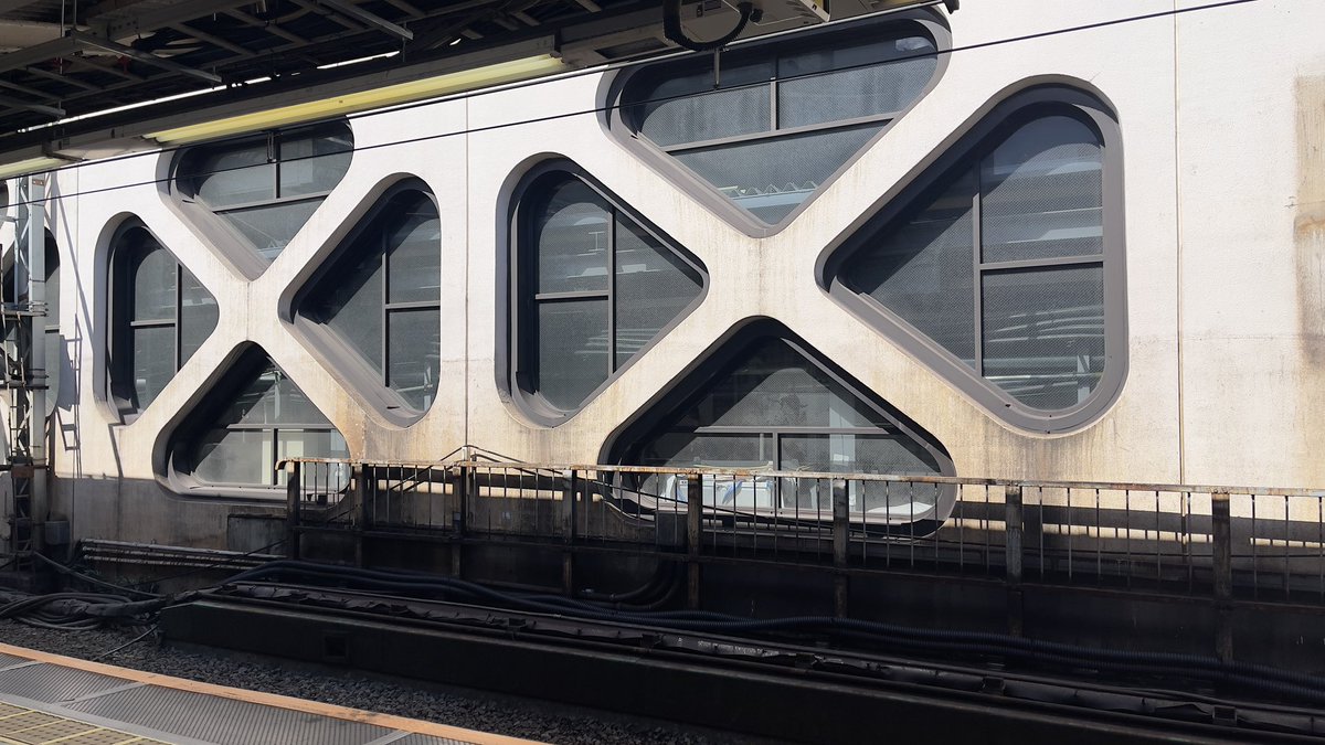 rinrin_mx's tweet photo. 小田急線の新宿駅の外壁って、金かかってるよねぇ〜w https://t.co/y5bBpEJ8JQ