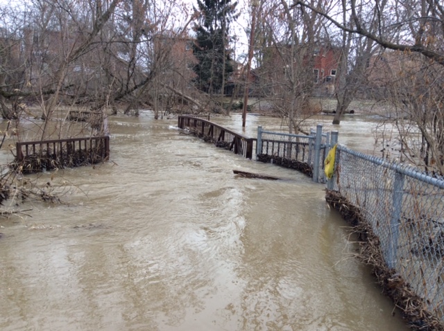 Who do you call during a #flood? Knowing the right contacts can help you act quickly in an emergency: 

🚨 In danger? Call 911 immediately. 
 🌊 Flooding near a river or stream? Report it to TRCA.  
 🏠 Sewer backup at home? Contact your regional municipality. 
 💧 Storm sewer