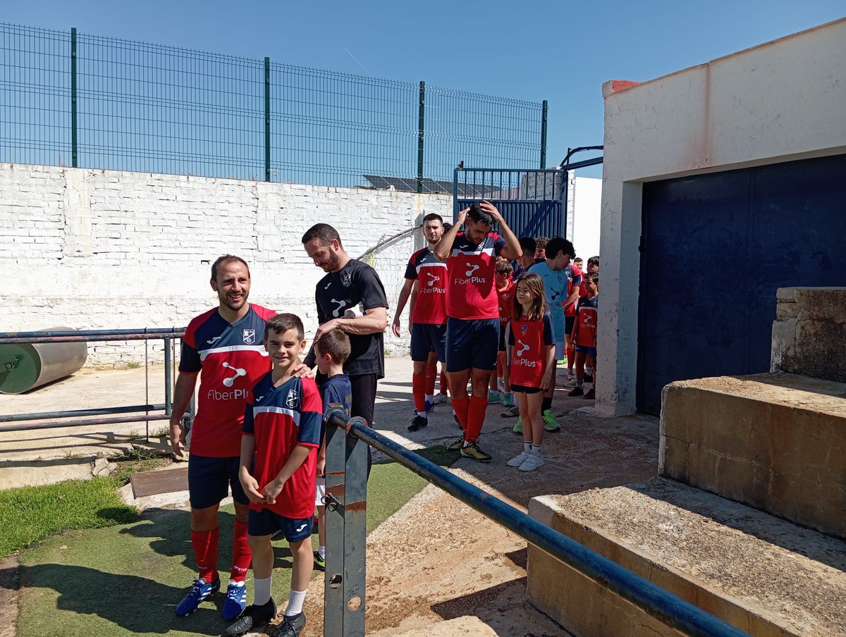 PueblaCazallaCF's tweet image. Queridos morisc@s aquí tenemos la gran familia del Puebla de Cazalla C.F. Este ha sido el último partido de esta temporada en casa y solo queríamos agradeceros el habernos acompañado y esperemos que hayáis disfrutado cada domingo. 
Esto es lo que consigue el fútbol, UNION ❤️💙