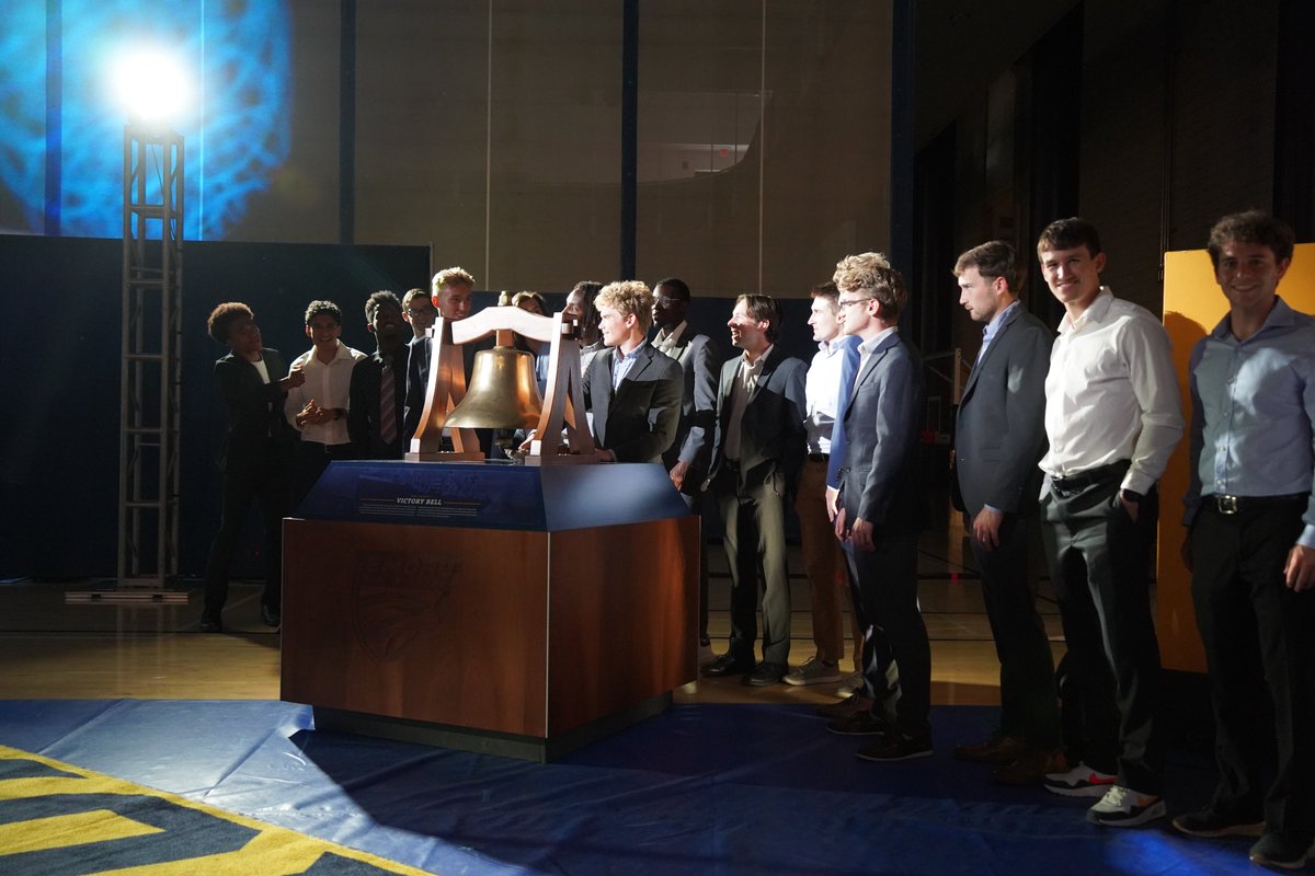 𝐓𝐡𝐚𝐧𝐤 𝐲𝐨𝐮, 𝐬𝐞𝐧𝐢𝐨𝐫𝐬 🫶

Each year before graduation, our senior student-athletes ring the Victory Bell to celebrate and commemorate their time at Emory. 

#FlyHigher