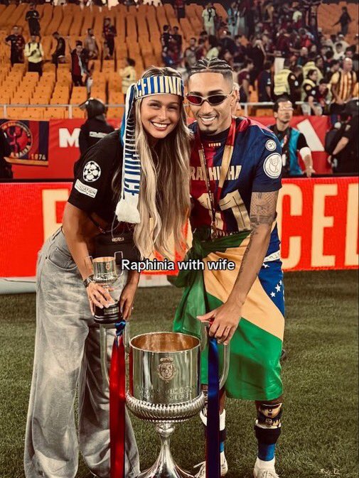 BoyClasschic's tweet image. Tout les joueurs du barça ont eu des photos avec leurs meufs sauf Pedri😭😭

Le boug il est juste amoureux du barça 😭😭