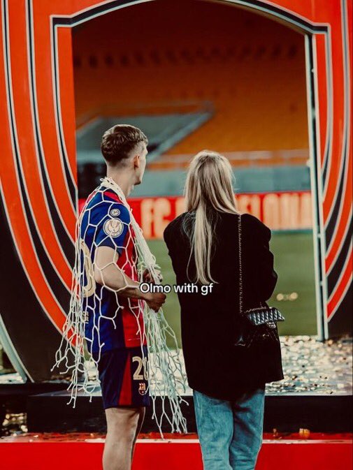 BoyClasschic's tweet image. Tout les joueurs du barça ont eu des photos avec leurs meufs sauf Pedri😭😭

Le boug il est juste amoureux du barça 😭😭