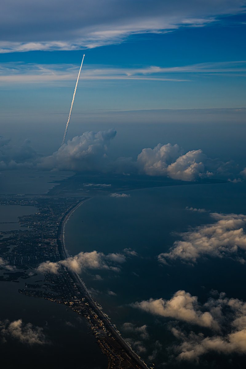 Pretty evening for the launch of Amazon’s Kuiper 1 mission atop an Atlas V rocket from Cape Canaveral, Florida. 27 satellites for Amazon’s new internet constellation hitched a ride to orbit from the Space Coast at 7:01pm ET.