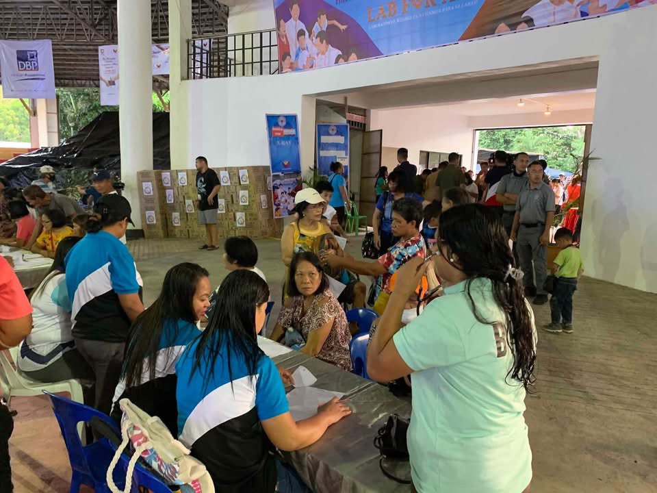 PIADesk's tweet image. TINGNAN | Umaga pa lang ay mahaba na ang pila ng mga nais magpakonsulta mula sa medical mission na hatid ng “Lab for All” program ni First Lady Liza Araneta-Marcos sa New Lucena, Iloilo ngayong Martes, April 29. | via Niña Oliverio, @PTVph Cebu

#BagongPilipinas #LABforAll