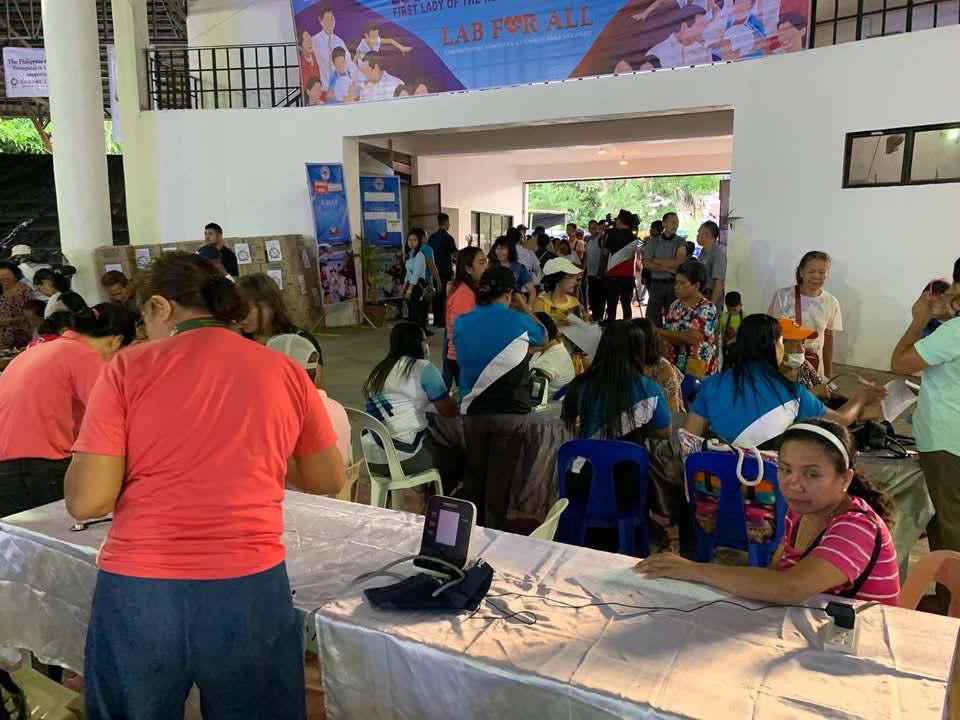 PIADesk's tweet image. TINGNAN | Umaga pa lang ay mahaba na ang pila ng mga nais magpakonsulta mula sa medical mission na hatid ng “Lab for All” program ni First Lady Liza Araneta-Marcos sa New Lucena, Iloilo ngayong Martes, April 29. | via Niña Oliverio, @PTVph Cebu

#BagongPilipinas #LABforAll