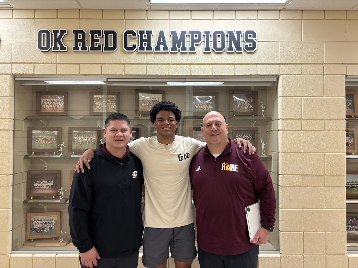 Elijah_rey6's tweet image. Thank you @CoachDeBastiani and @CoachMurphy87 For stopping by the school today! Followed it up with a great training session with @jet_performance because the work has just begun😤🙏🏾