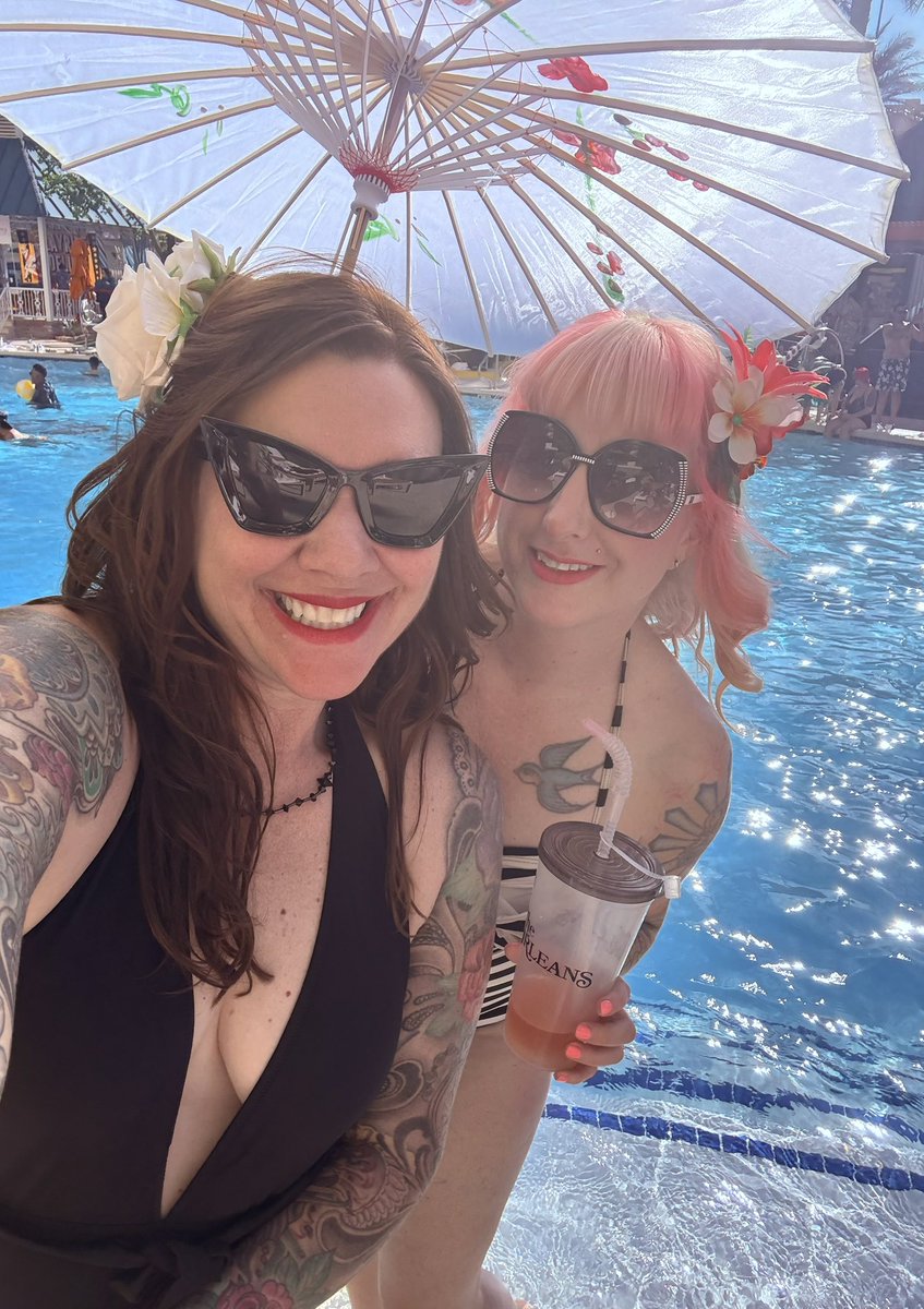 MeredithLong2's tweet photo. Viva Las Vegas ππ΄ππΊ
#LasVegas #vivalasvegas #vlv28 #rockabillyweekend #poolparty https://t.co/QVpsXMe23P