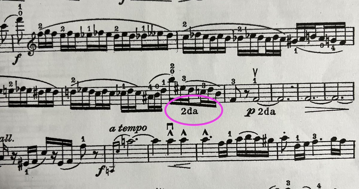 ShonanStrings's tweet image. ショパン「序奏と華麗なるポロネーズ」のチェロ譜を見ていたら「2da」の表記。わからなくてチェロの先生に聞いたら「2番線（D線）で」という意味でした。

「2da」はイタリア語の「seconda」（2番目の）。「弦」は「corda」だから「seconda corda」の略ということでしょうか
#2da #楽譜 #記譜 #弦楽器