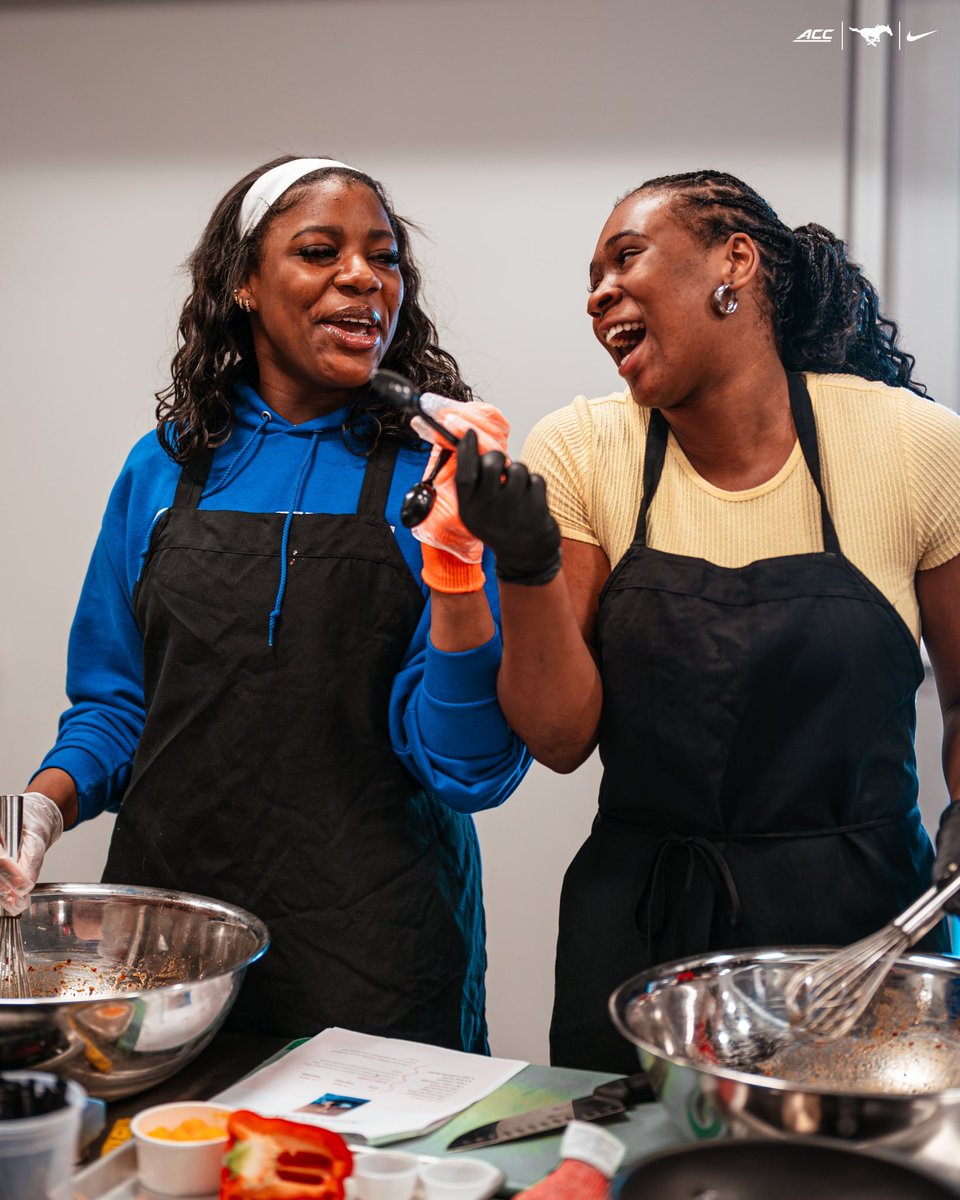 𝐂𝐨𝐨𝐤𝐢𝐧𝐠 𝐨𝐧 𝐚𝐧𝐝 𝐨𝐟𝐟 𝐭𝐡𝐞 𝐜𝐨𝐮𝐫𝐭! 🔥

Thanks for having us out to Flanagan Family Training Table for a cooking class today!!

#PonyUp | <a href="/SMUMustangs/">SMU Athletics</a>