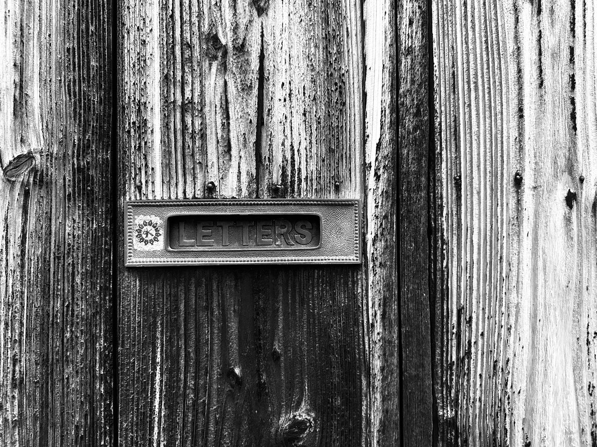HiroTakeuchi's tweet photo. Old Mail slot.
#oldmailslot
#mailslot
#郵便受け口
#ポスト口
#blackandgrayphoto
#monochromephoto https://t.co/wpg7KJj4nF