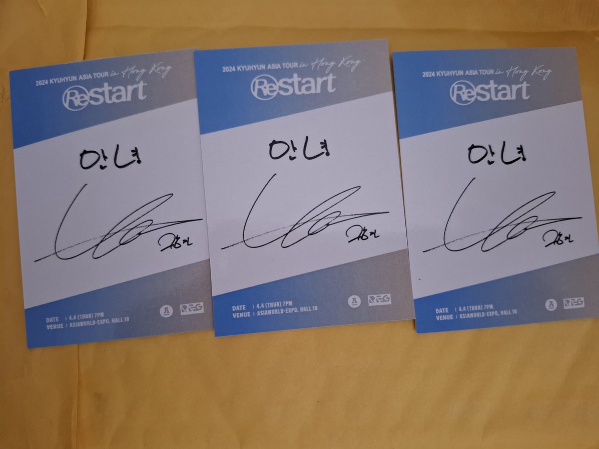 Aniyun3's tweet photo. Kalo q jual photo card kyuhyun yang concert restart di hongkong ada yang mau nggak ya,itu ada freebies nya 2 gantungan kunci
Terserah deh mau nawar berapa 
Cek ombak😆😆
#KYUHYUN https://t.co/F6jGk7kQvw