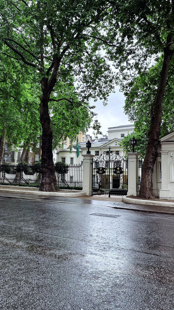 خلال الأزمات للسعوديين والعرب والمسلمين في الخارج، أثبتت السفارات السعودية إن الدبلوماسية ليست تشريف فقط بل تكليف ومسؤولية وطنية كبيرة.
#سفارات_السعودية عز وسند وذخر🇸🇦🇸🇦🇸🇦

#السفارة_السعودية
#فخر_سعودي