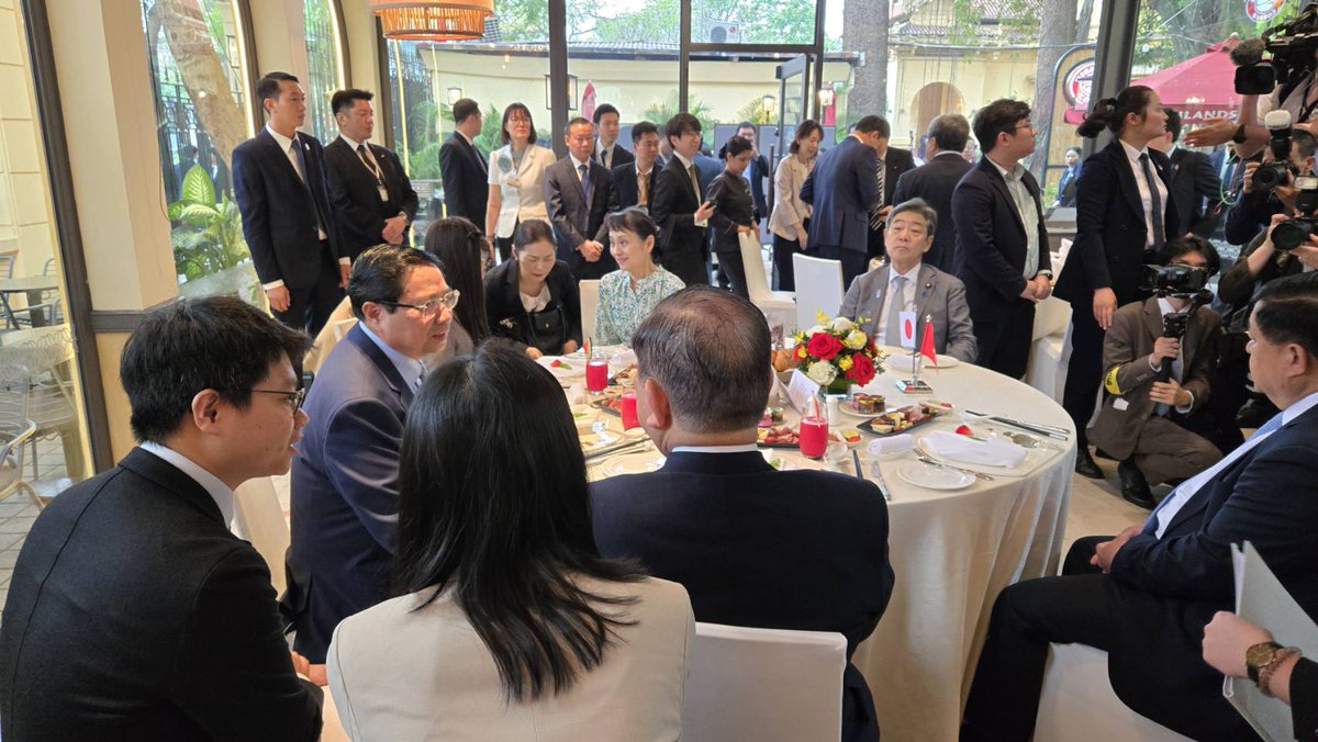 shigeruishiba's tweet photo. チン首相夫妻との朝食会 https://t.co/apJz0gozpN