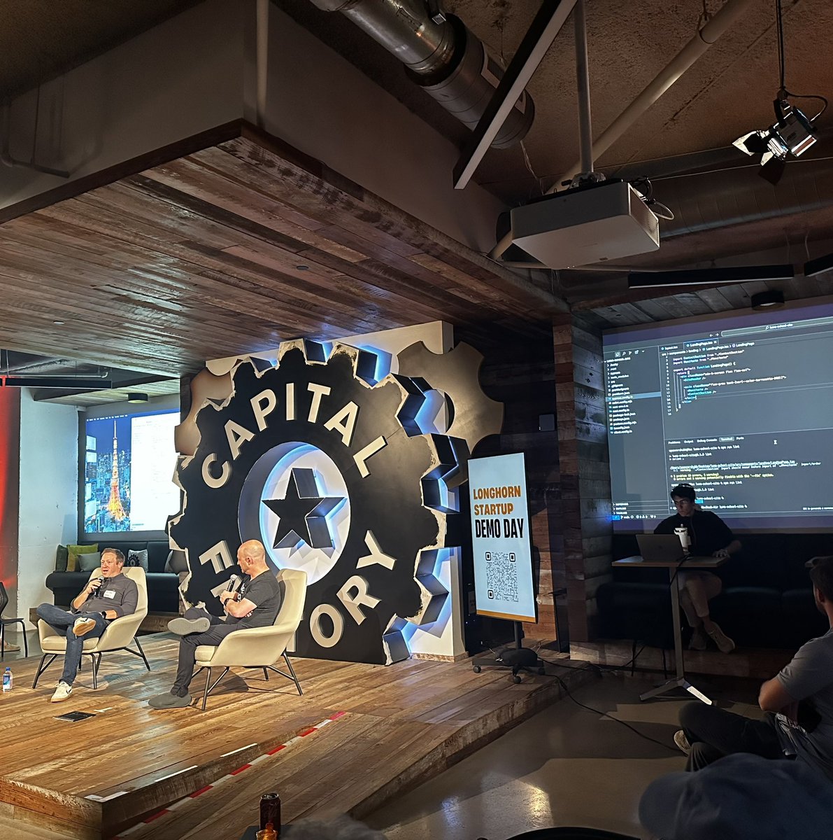 I want every interview to be like this…

Right now <a href="/JoshuaBaer/">Joshua Baer ⚙️</a> is interviewing <a href="/Austen/">Austen Allred</a> about @joingauntletai at <a href="/LonghornStartup/">Longhorn Startup</a> AT THE SAME TIME Gauntlet students are live coding apps on the big screens behind them

So cool