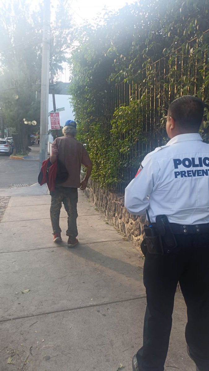 DonJuanIgnacio's tweet photo. Me quede sin palabras! Mis respetos @Bonifacioamigo @DMSPDGO Reportan vecinos d Comité Los Angeles persona adulta desvariando y se pide el auxilio, los policías notaron hambre y fatiga y le dieron alimento y esperaron que se recuperara para que siguiera su camino! @CabildoDgo https://t.co/USvebd2rmd