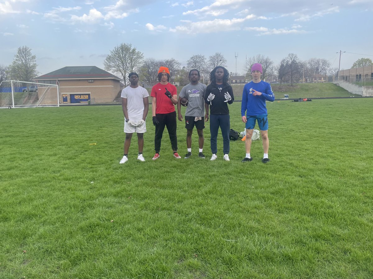 Great groups of Wr’s today for a workout. 
#stackindays <a href="/isho_mueller/">Isho Mueller</a> <a href="/revionszn/">Revion Herron</a> <a href="/MekhiMalcom/">Mekhi “DOCE” Malcom</a> <a href="/primetime_2028_/">Pierre Young JR</a>