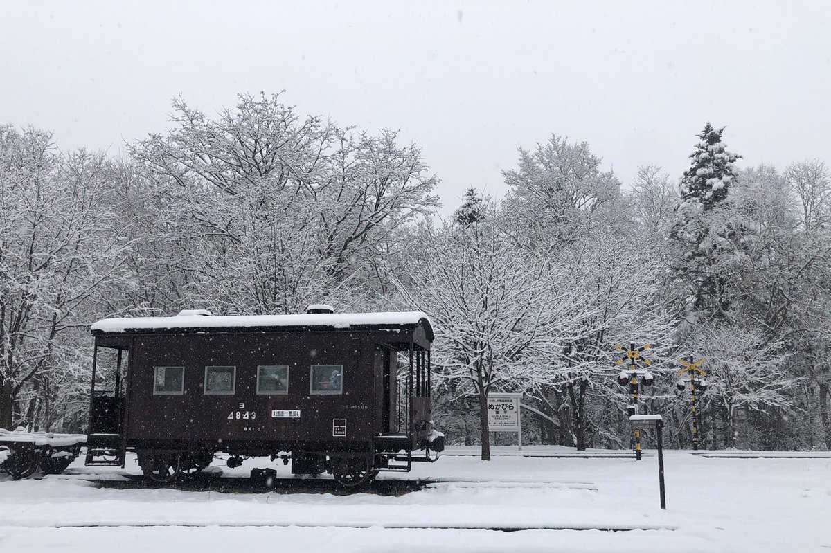 雪景色の車掌車はレアな光景。通常、冬はビニールシートに覆われています。