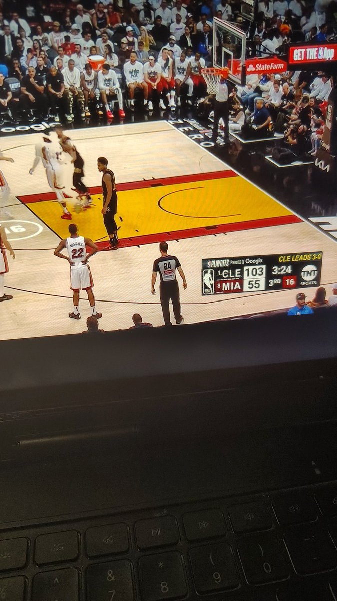 Whose little brother is on the controller rn  😳 #sheesh #nbaplayoffs #nba #heat #cavs