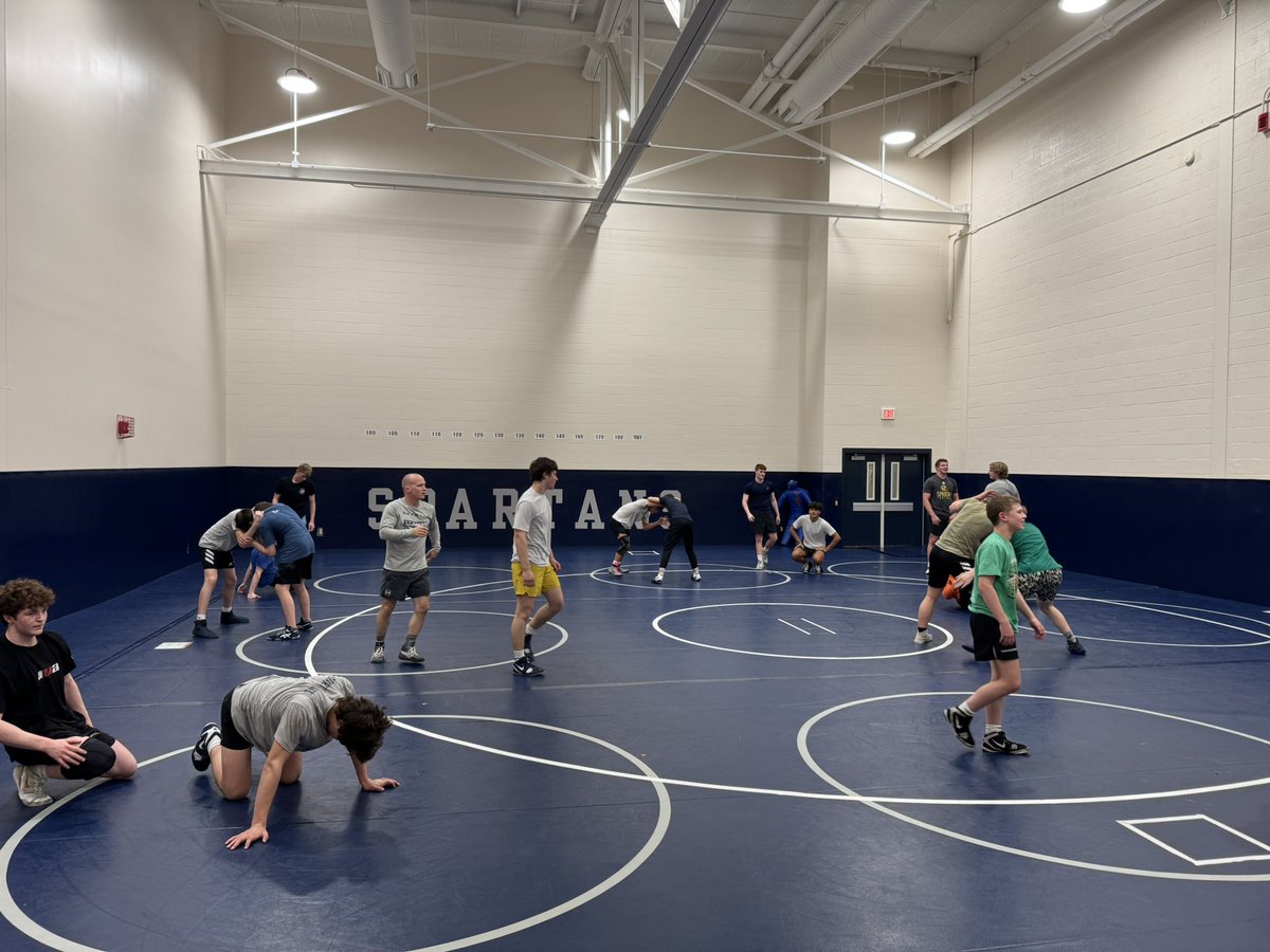 pleasvalwrestle's tweet image. lots of people getting better today 💪💪#getbettereveryday #wrestle #spartantrained #scratchingthesurface
