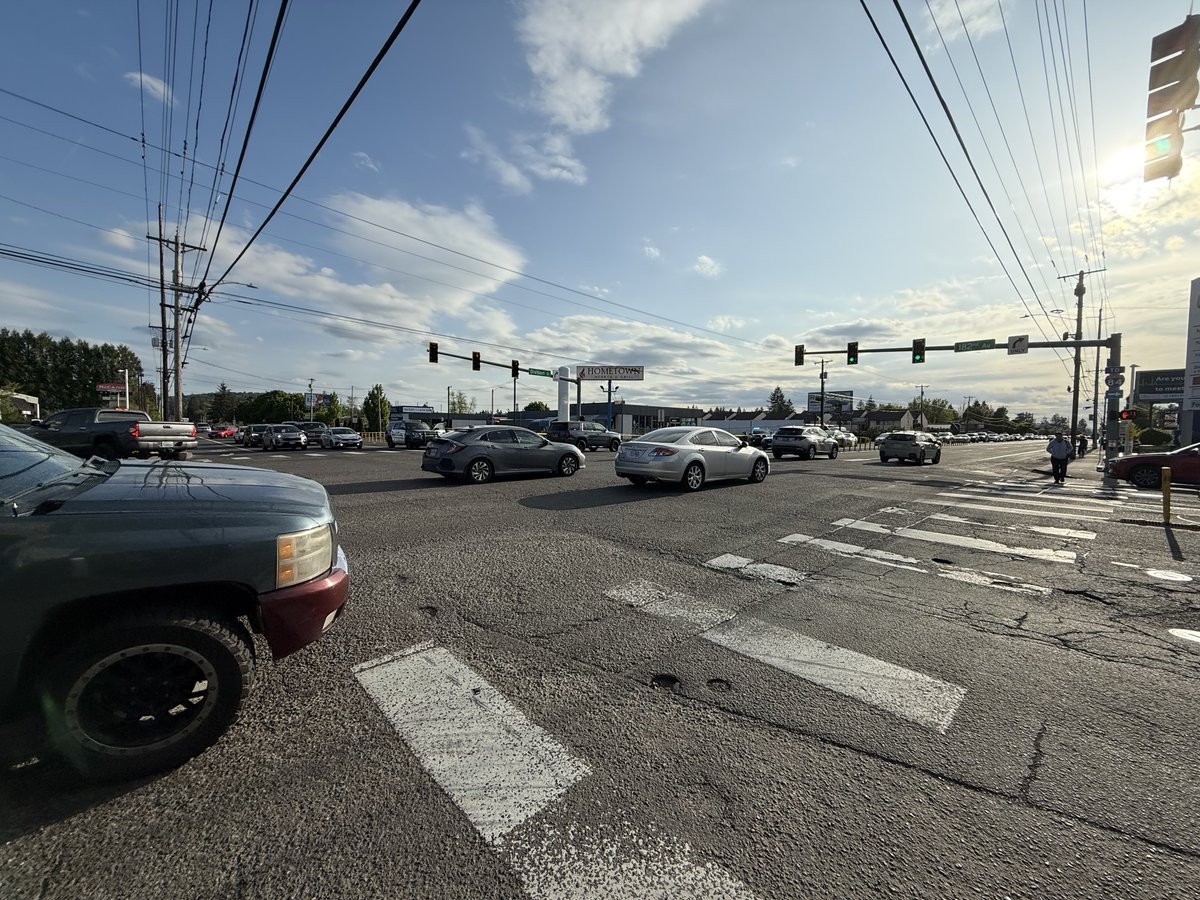 photocorry's tweet image. Gresham traffic alert: A bicyclist was struck by a vehicle while crossing 182nd avenue at Division. The person was transported to the hospital with critical injuries. Traffic is moving, but there will be a delay getting through the area. 6:25 PM #LiveOnK2 @KATUNews
