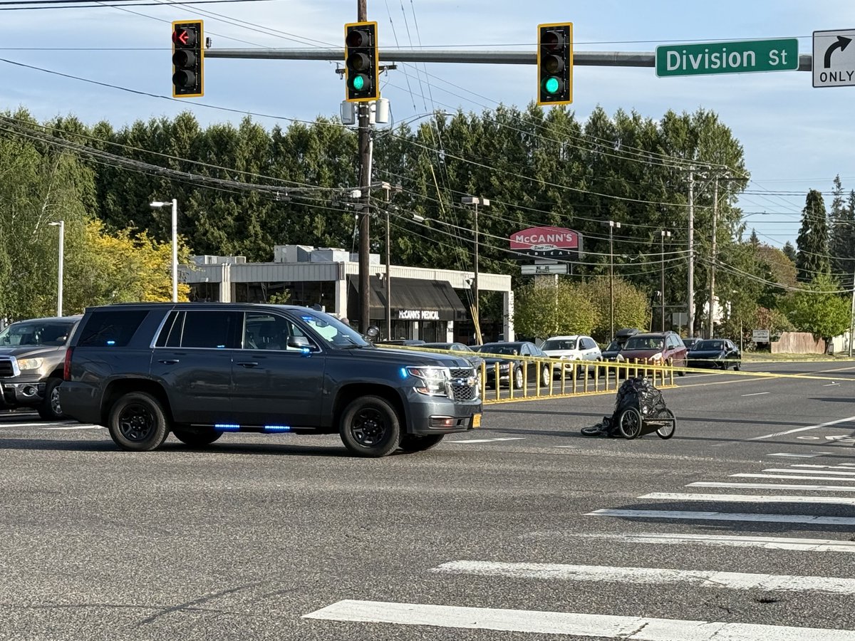 photocorry's tweet image. Gresham traffic alert: A bicyclist was struck by a vehicle while crossing 182nd avenue at Division. The person was transported to the hospital with critical injuries. Traffic is moving, but there will be a delay getting through the area. 6:25 PM #LiveOnK2 @KATUNews