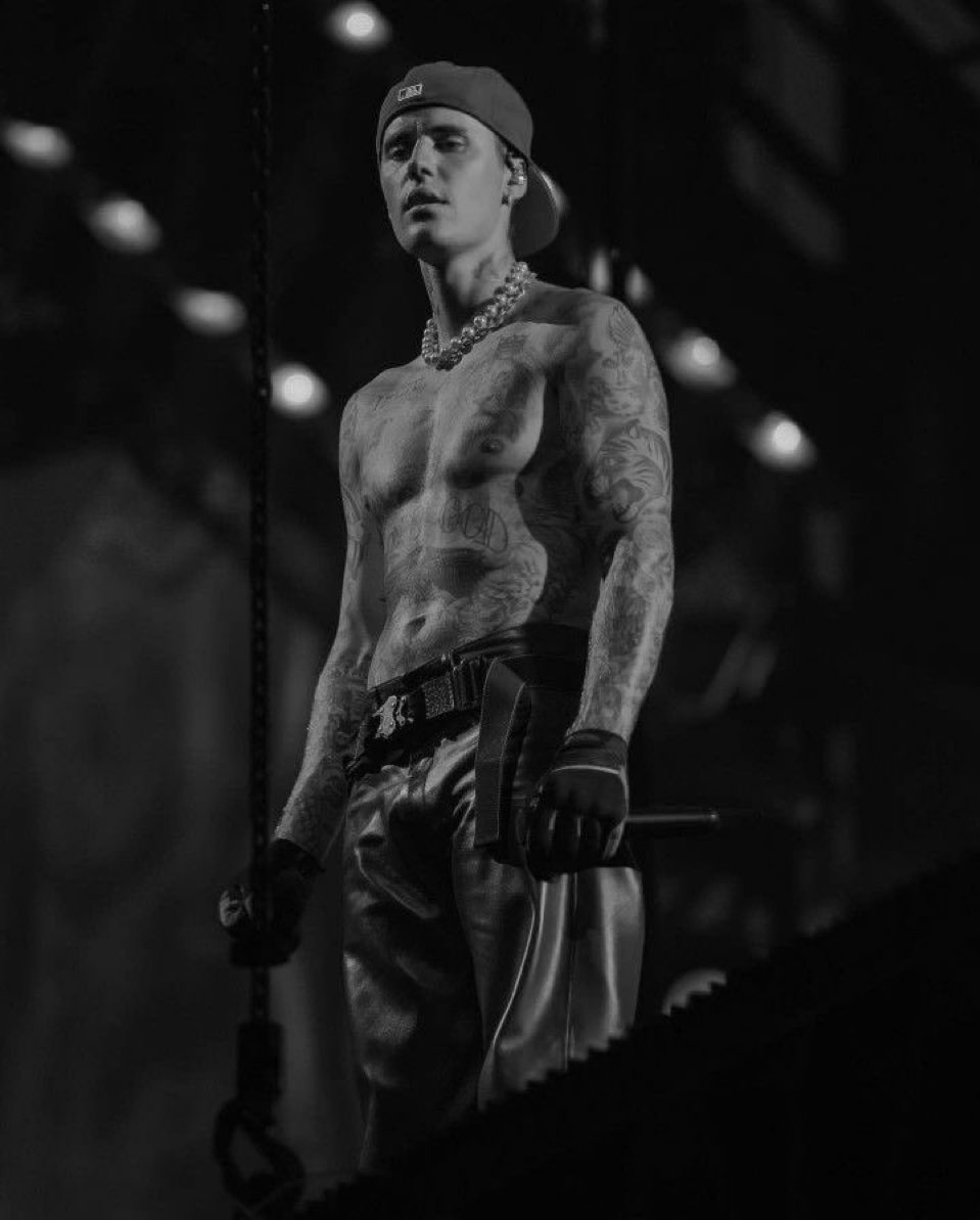 batpwkidrauhls's tweet photo. JUSTIN BIEBER https://t.co/431gnjlAnC