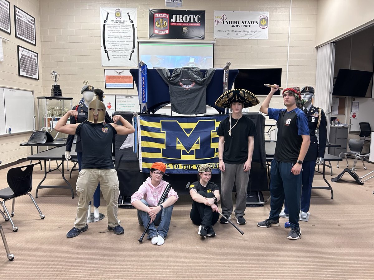 BlazeJROTC's tweet image. Teamwork in action! Our cadets came together to build a fort — and it turned into an awesome team-building experience. Proud of the skills, leadership, and teamwork on display!