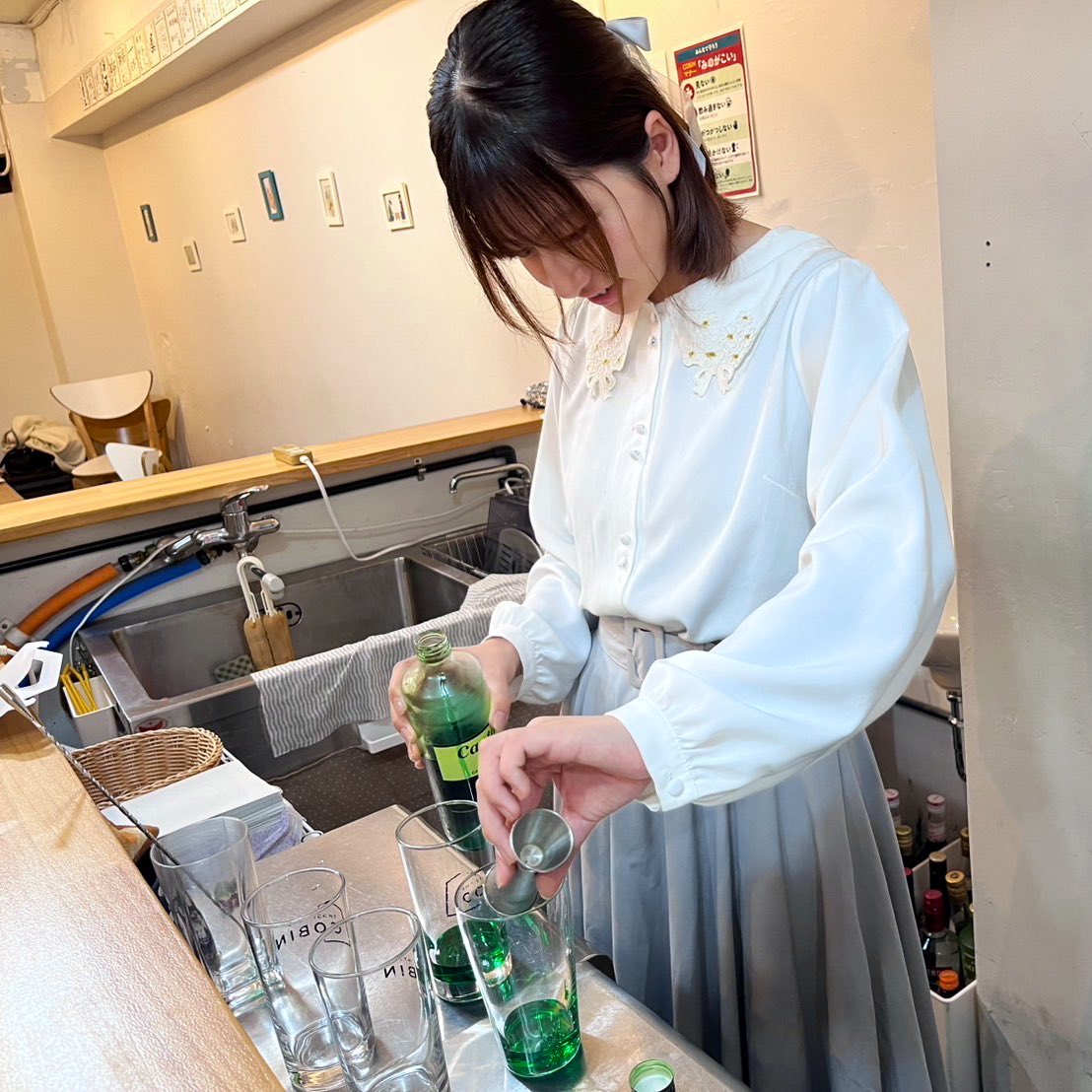将棋カフェCOBIN様にて、喫茶鎌田を開店中🍹💞

お客様へ美礼先生から、特製メロンソーダとお菓子が振る舞われています！指導対局のお供にぴったりです😊

美礼先生の指導対局、初参加の方もたくさん！
大盛況です😆✨

#将棋
#ことえ