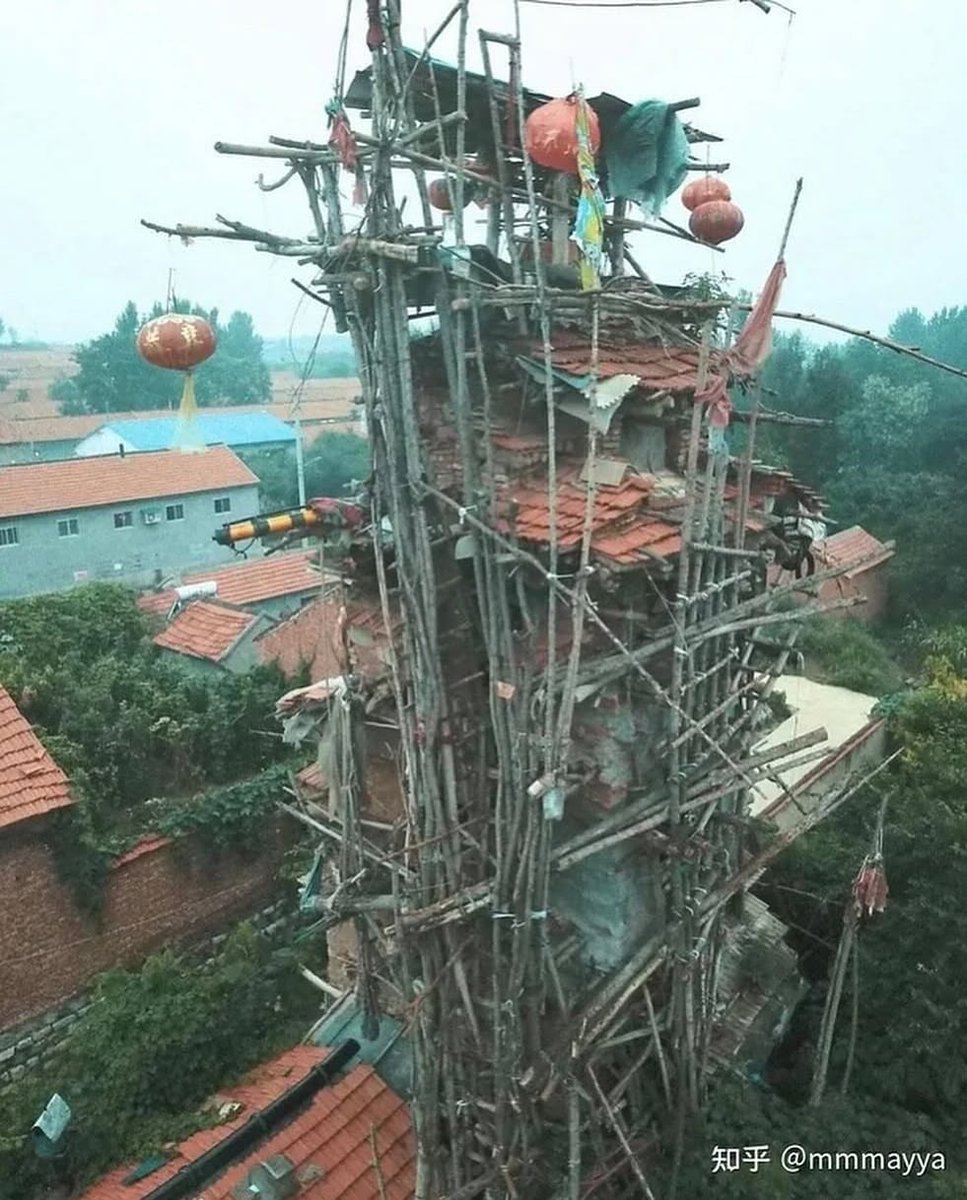 HistoryInPics's tweet photo. In Shandong, China, a 55-year-old farmer named Hu Guangzhou spent a decade constructing a seven-story house entirely by hand.

His dream was to live there with his two brothers. Despite being told repeatedly by villagers that his brothers had passed away years ago, Hu, who has a mental disability, remains steadfast in his belief that they are still alive and will one day return. ​

The building, made primarily of clay and stone blocks he collected with a small wheelbarrow, has drawn comparisons to the fantastical architecture seen in the Japanese anime “Howl’s Moving Castle.”