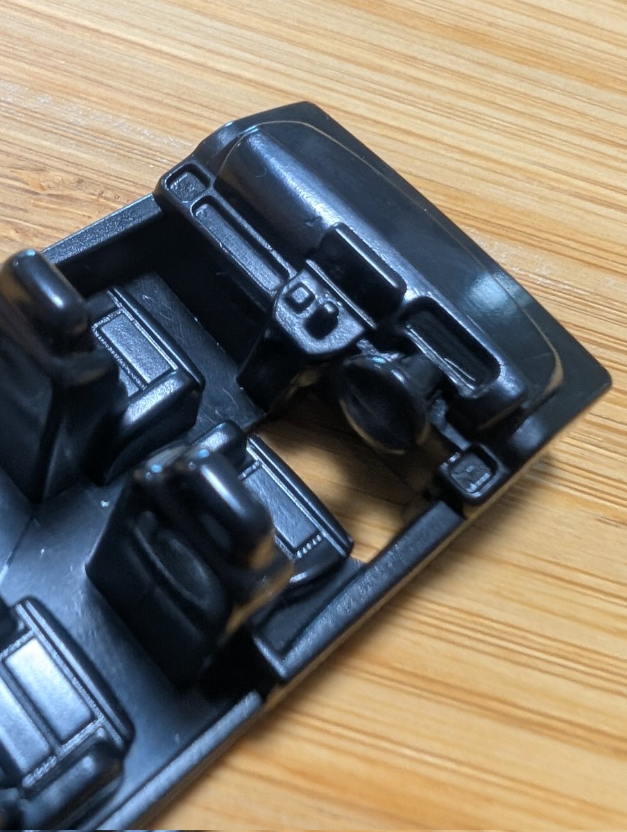 フリードのトミカをクロスターに改造するために分解しました。
車内の細かい所まで作り込まれているの凄い！
