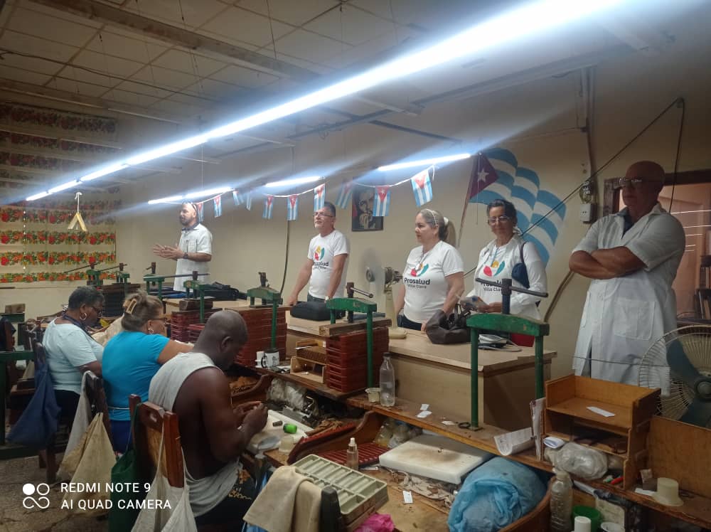 SambientalVC's tweet photo. En la tabaquería LV9 del municipio  Santa Clara, funcionarios del #CPHEM realizan actividad educativa relacionada con riesgo laborales  en el marco de la celebración del Día de la Salud y Seguridad en el trabajo.
#CubaPorLaVida https://t.co/XjekwID1ci
