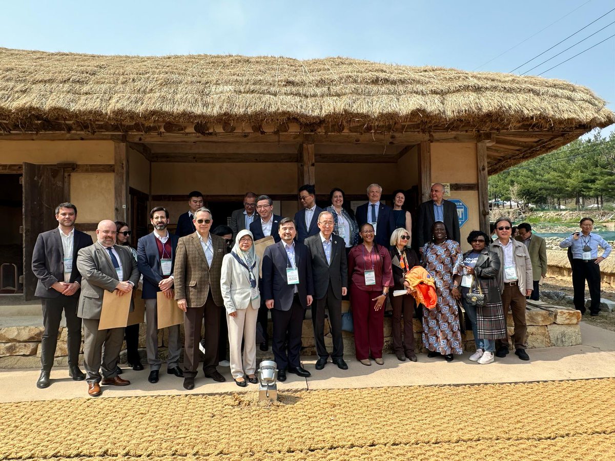 DipcorpsKorea's tweet photo. Wonderful 2nd visit to the Ban Ki-moon Museum, co-hosted by CDC &amp; the Ban Ki-moon Foundation! Ambassadors to 🇰🇷 &amp; spouses enjoyed Hangul calligraphy ✍️ and a special tour by H.E. Ban Ki-moon himself. A joyful day in beautiful Eumseong-gun! ☀️🌏 #Diplomacy https://t.co/mqLHecSCrU
