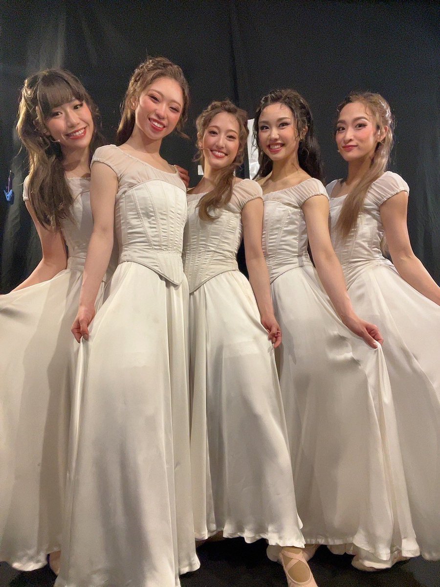 東京ラストー！！！！！
カンパニー全員で今日も魂込めて🇫🇷🥖🌿❤️‍🔥
くるむくんの想いも乗せて。

踏みしめる系のダンスナンバーが多い中
このシーンだけはとにかく引き上げて
一旦心を空っぽにして集中して
舞わせて頂いております⛪️🕊️🤍

#1789_toho 
#1789バスティーユの恋人達