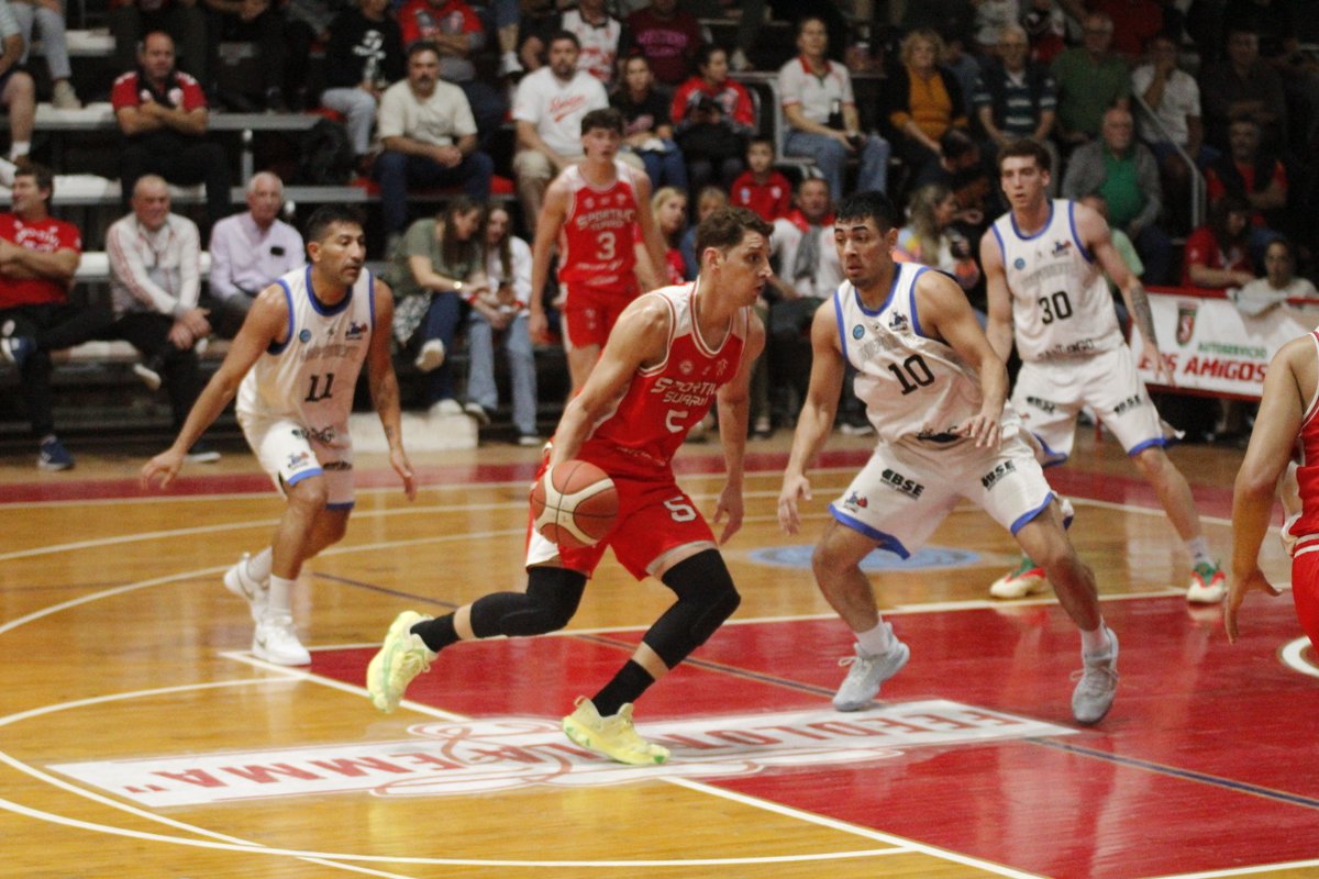 LigaARGbasquet's tweet photo. 💪 ¡@CSSbasquet se puso 1-0 en la Final de la Conferencia Norte! El equipo santafesino ganó un ajustadísimo partido ante @indebbcsde por 78-76. La serie sigue este miércoles.

#PlayoffsLaLigaArgentina 

📊 P. Martínez (S): 16 puntos, 11 rebotes y 8 asistencias
📊 C. Amicucci (I): 23 puntos, 11 rebotes

📎 Estadísticas completas: https://t.co/ox1zr1b6n4
