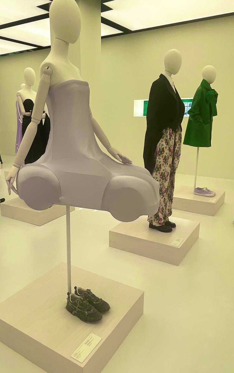 tont07n's tweet photo. ロエベ展の世界 https://t.co/qzBBs5kBuK