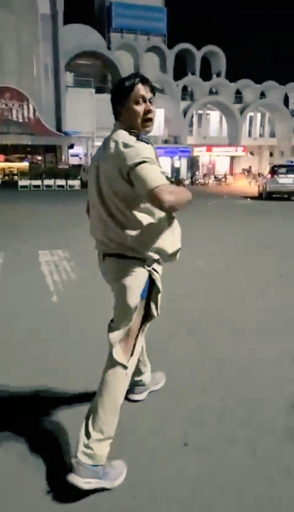 AtiurRahaman002's tweet photo. Constable Doulat Khan apni duty ke doran sharabiyo ko ohan se hatne ko kaha to un par hamla kiya aor kapda fad diya jab dosra police karmi bachane gaye to unhe kaha ki tum Hindu ho hat jao.
Agar ek police wale ke sath aisa ho raha hai to aam janta ka kya hoga??? https://t.co/edes8OiwkS