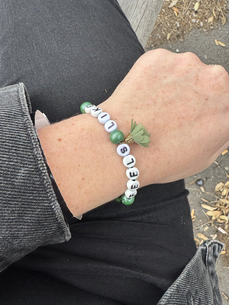 implicitsophie's tweet photo. bracelet trading is my new fave concert activity https://t.co/QrVYjIEgwn